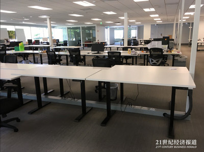 實(shí)地探訪(fǎng)裁員中的樂(lè)視北美 家具三折甩賣(mài)與智能辦公家具的黃昏